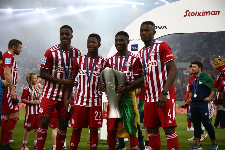  Ολυμπιακός: Η απονομή της κούπας στους πρωταθλητές 