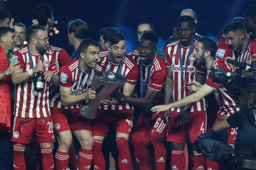  Ολυμπιακός: Η απονομή της κούπας στους πρωταθλητές 