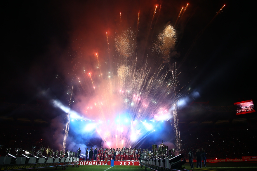  Ολυμπιακός: Η απονομή της κούπας στους πρωταθλητές 