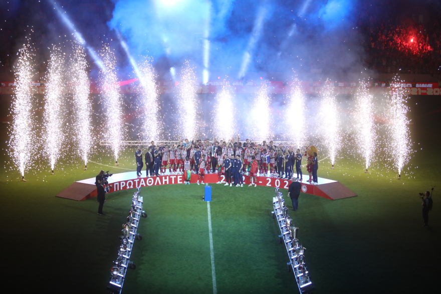  Ολυμπιακός: Η απονομή της κούπας στους πρωταθλητές 