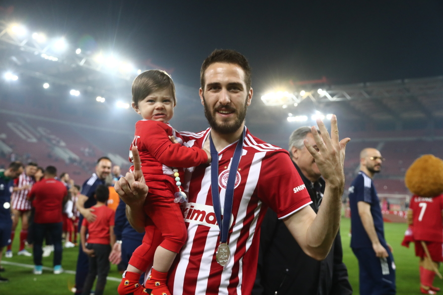  Ολυμπιακός: Η απονομή της κούπας στους πρωταθλητές 