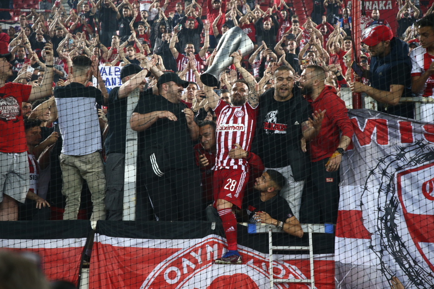  Ολυμπιακός: Η απονομή της κούπας στους πρωταθλητές 