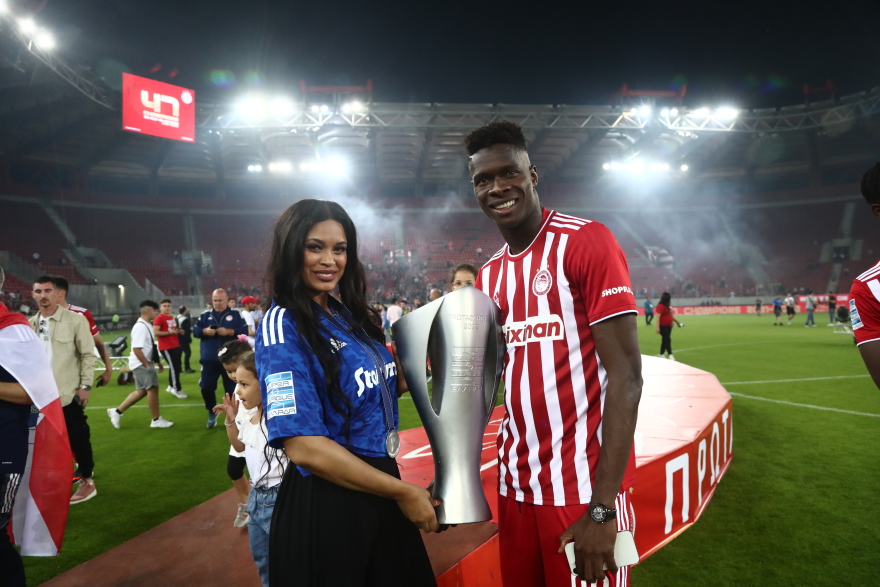  Ολυμπιακός: Η απονομή της κούπας στους πρωταθλητές 