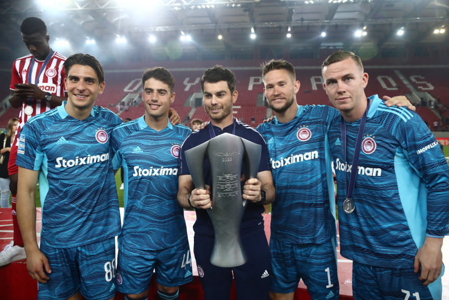  Ολυμπιακός: Η απονομή της κούπας στους πρωταθλητές 
