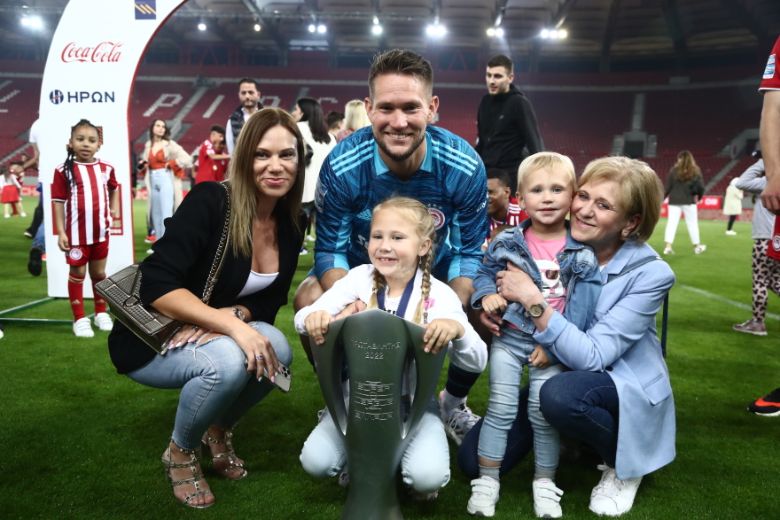  Ολυμπιακός: Η απονομή της κούπας στους πρωταθλητές 