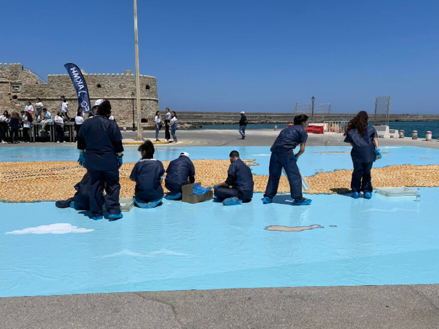  Κρήτη: Ρεκόρ Γκίνες με 37.531 παραδοσιακά καλιτσούνια που σχημάτισαν τον χάρτη του νησιού