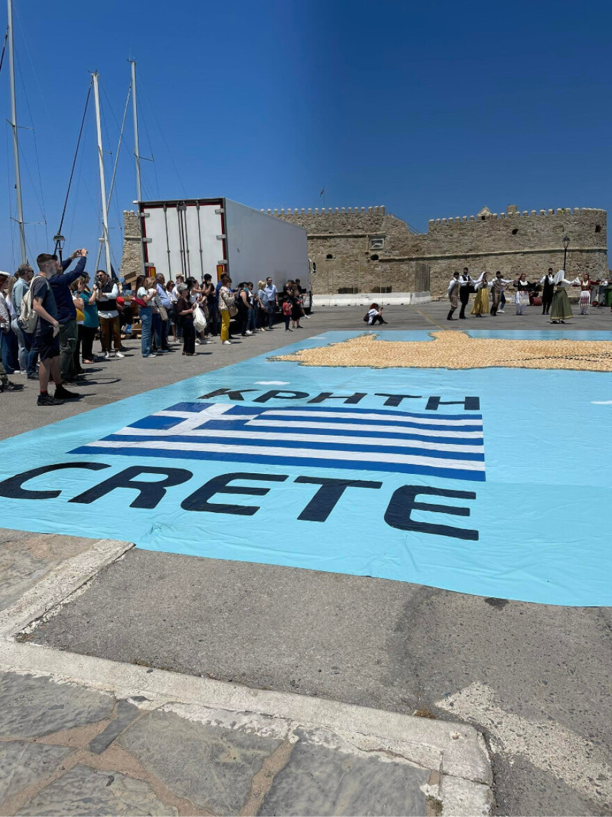  Κρήτη: Ρεκόρ Γκίνες με 37.531 παραδοσιακά καλιτσούνια που σχημάτισαν τον χάρτη του νησιού