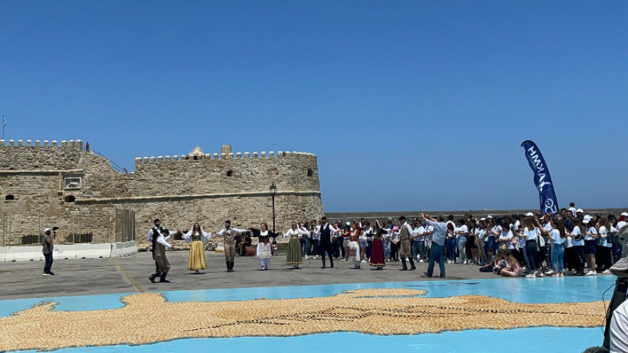  Κρήτη: Ρεκόρ Γκίνες με 37.531 παραδοσιακά καλιτσούνια που σχημάτισαν τον χάρτη του νησιού