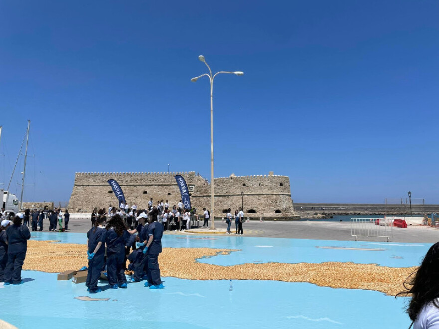  Κρήτη: Ρεκόρ Γκίνες με 37.531 παραδοσιακά καλιτσούνια που σχημάτισαν τον χάρτη του νησιού