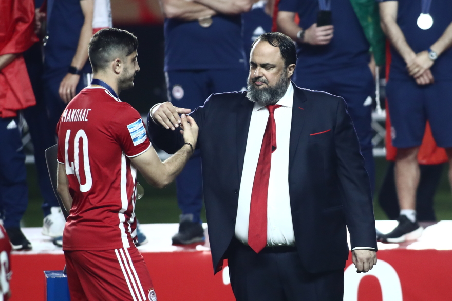 Ο Κώστας Μανωλάς τραγουδά με τον Μπάμπη Στόκα στη φιέστα του Ολυμπιακού για το 47ο πρωτάθλημα - Δείτε βίντεο και φωτογραφίες 