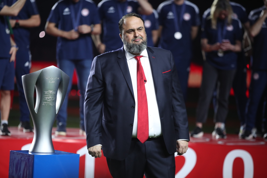 Ο Κώστας Μανωλάς τραγουδά με τον Μπάμπη Στόκα στη φιέστα του Ολυμπιακού για το 47ο πρωτάθλημα - Δείτε βίντεο και φωτογραφίες 