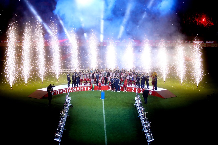 Ο Κώστας Μανωλάς τραγουδά με τον Μπάμπη Στόκα στη φιέστα του Ολυμπιακού για το 47ο πρωτάθλημα - Δείτε βίντεο και φωτογραφίες 