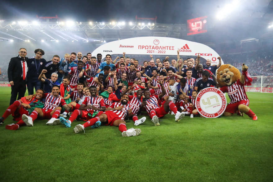 Ο Κώστας Μανωλάς τραγουδά με τον Μπάμπη Στόκα στη φιέστα του Ολυμπιακού για το 47ο πρωτάθλημα - Δείτε βίντεο και φωτογραφίες 