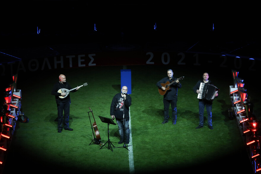 Ο Κώστας Μανωλάς τραγουδά με τον Μπάμπη Στόκα στη φιέστα του Ολυμπιακού για το 47ο πρωτάθλημα - Δείτε βίντεο και φωτογραφίες 