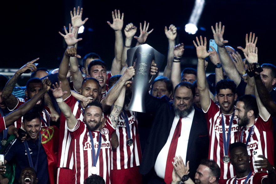 Ο Κώστας Μανωλάς τραγουδά με τον Μπάμπη Στόκα στη φιέστα του Ολυμπιακού για το 47ο πρωτάθλημα - Δείτε βίντεο και φωτογραφίες 