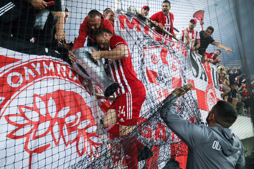 Ο Κώστας Μανωλάς τραγουδά με τον Μπάμπη Στόκα στη φιέστα του Ολυμπιακού για το 47ο πρωτάθλημα - Δείτε βίντεο και φωτογραφίες 