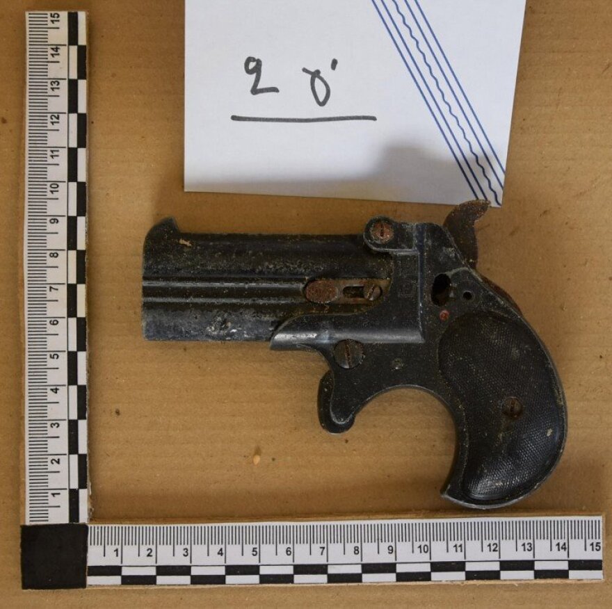 Ρέθυμνο: Πατέρας και γιος έκρυβαν οπλοστάσιο σε κοτέτσια - Δείτε φωτογραφίες