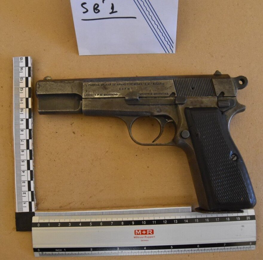 Ρέθυμνο: Πατέρας και γιος έκρυβαν οπλοστάσιο σε κοτέτσια - Δείτε φωτογραφίες