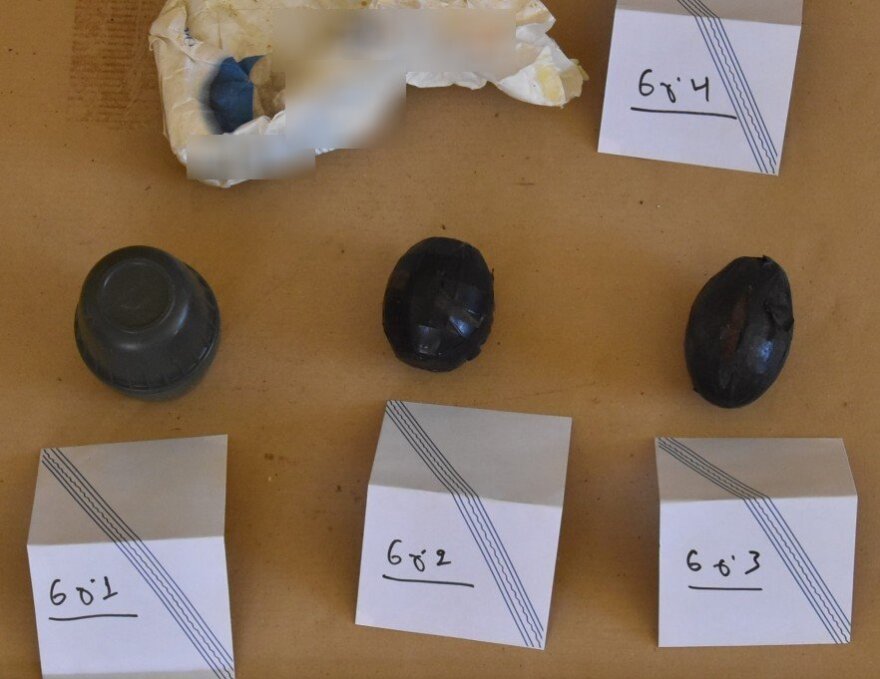 Ρέθυμνο: Πατέρας και γιος έκρυβαν οπλοστάσιο σε κοτέτσια - Δείτε φωτογραφίες