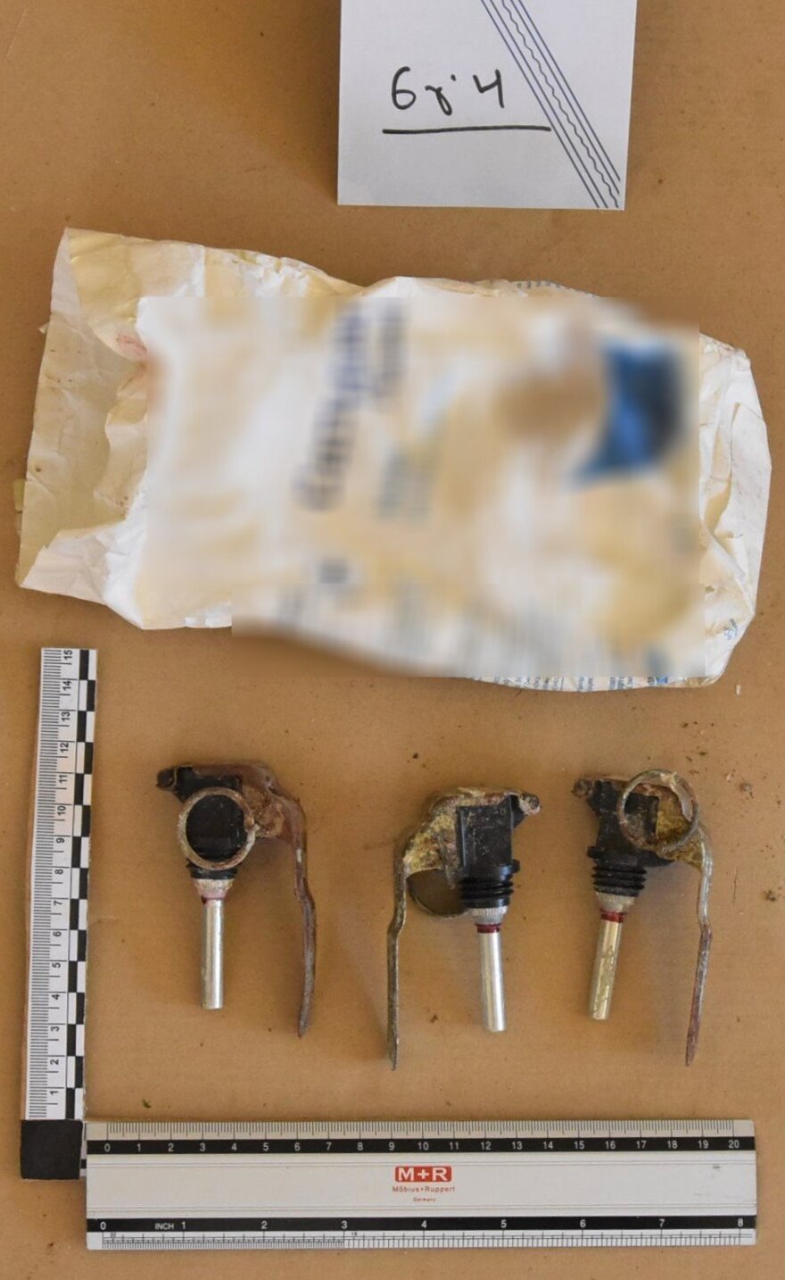 Ρέθυμνο: Πατέρας και γιος έκρυβαν οπλοστάσιο σε κοτέτσια - Δείτε φωτογραφίες