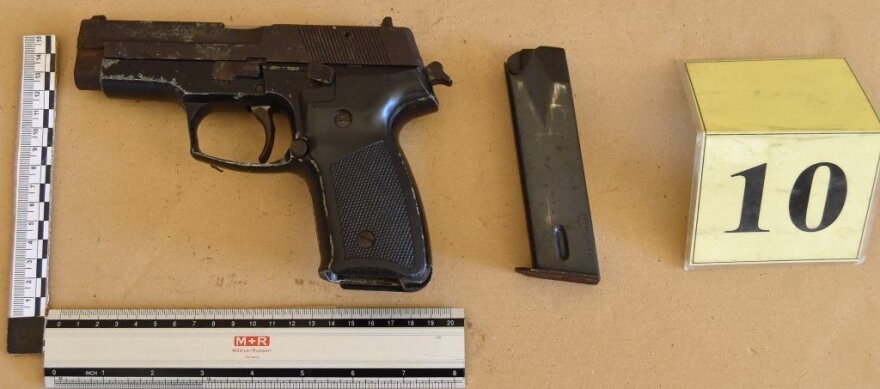 Ρέθυμνο: Πατέρας και γιος έκρυβαν οπλοστάσιο σε κοτέτσια - Δείτε φωτογραφίες