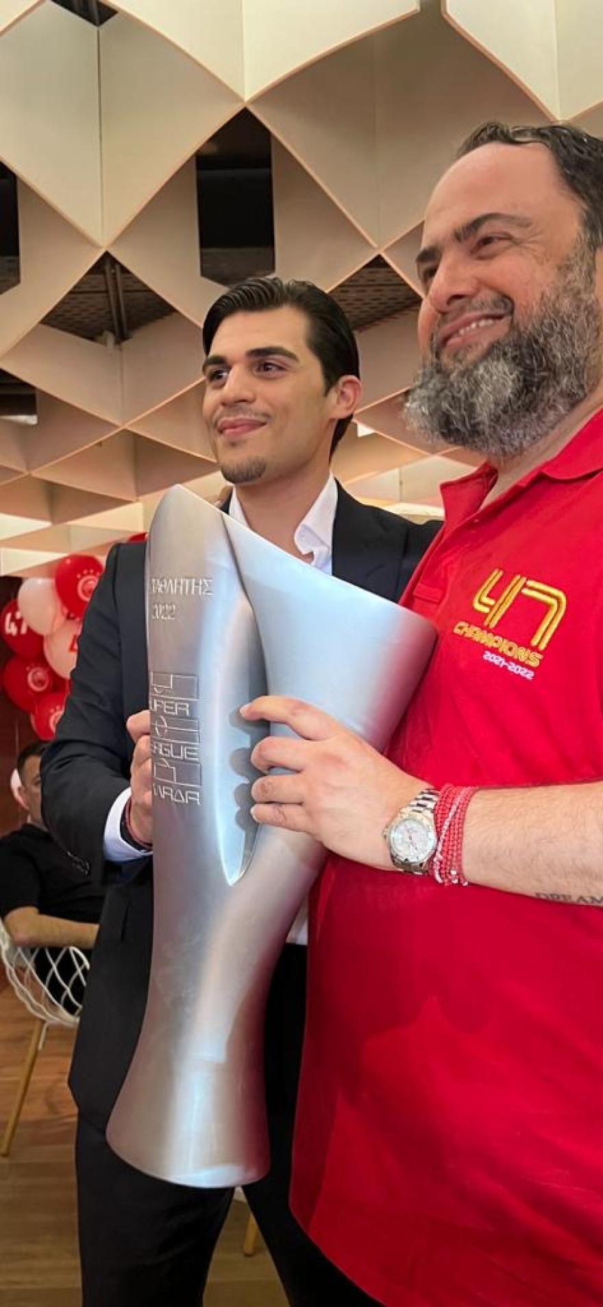 Ο Κώστας Μανωλάς τραγουδά με τον Μπάμπη Στόκα στη φιέστα του Ολυμπιακού για το 47ο πρωτάθλημα - Δείτε βίντεο και φωτογραφίες 