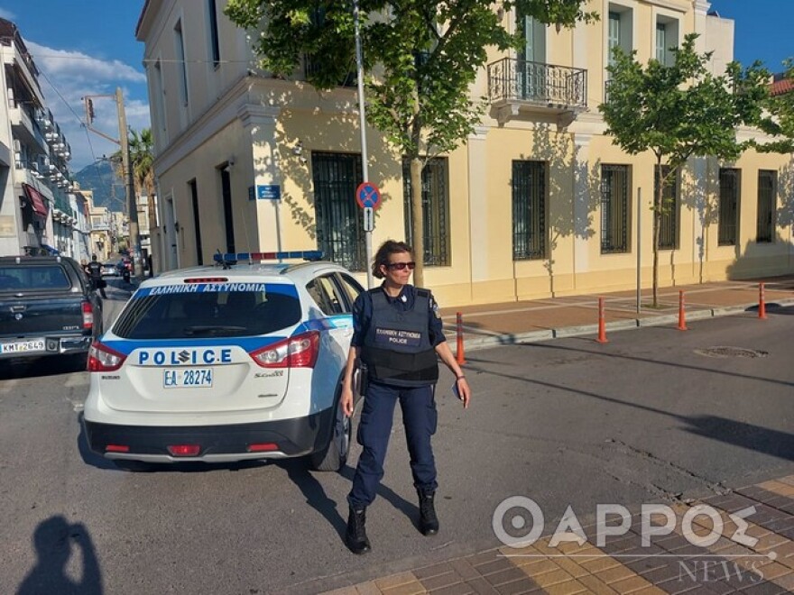 Καλαμάτα: Συνελήφθη άντρας που εισέβαλε με το αυτοκίνητό του στο προαύλιο της Τράπεζας της Ελλάδος