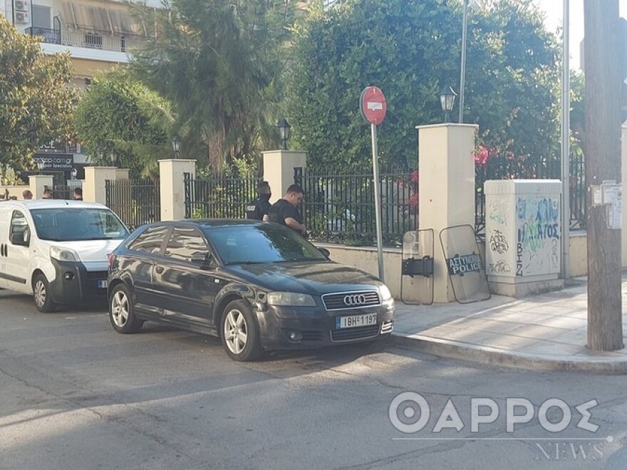 Καλαμάτα: Συνελήφθη άντρας που εισέβαλε με το αυτοκίνητό του στο προαύλιο της Τράπεζας της Ελλάδος