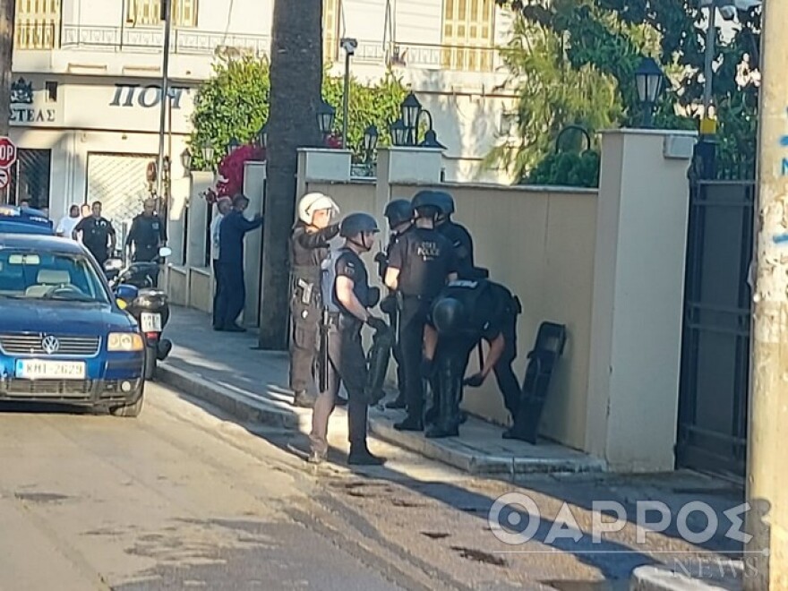 Καλαμάτα: Συνελήφθη άντρας που εισέβαλε με το αυτοκίνητό του στο προαύλιο της Τράπεζας της Ελλάδος