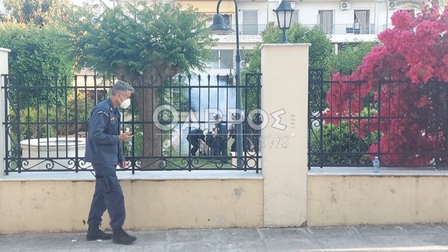 Καλαμάτα: Συνελήφθη άντρας που εισέβαλε με το αυτοκίνητό του στο προαύλιο της Τράπεζας της Ελλάδος