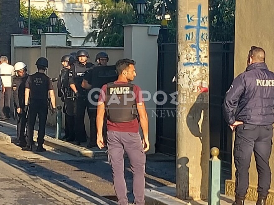 Καλαμάτα: Συνελήφθη άντρας που εισέβαλε με το αυτοκίνητό του στο προαύλιο της Τράπεζας της Ελλάδος