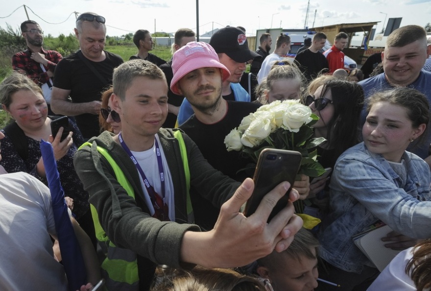  Οι θριαμβευτές της Eurovision επέστρεψαν στην Ουκρανία: Με λουλούδια τους υποδέχθηκαν οι στρατιώτες - Δείτε βίντεο