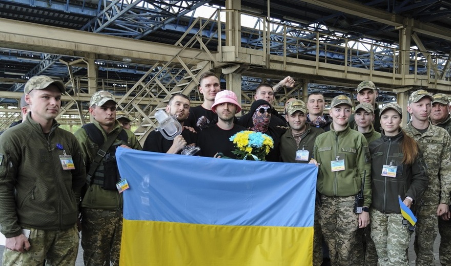  Οι θριαμβευτές της Eurovision επέστρεψαν στην Ουκρανία: Με λουλούδια τους υποδέχθηκαν οι στρατιώτες - Δείτε βίντεο