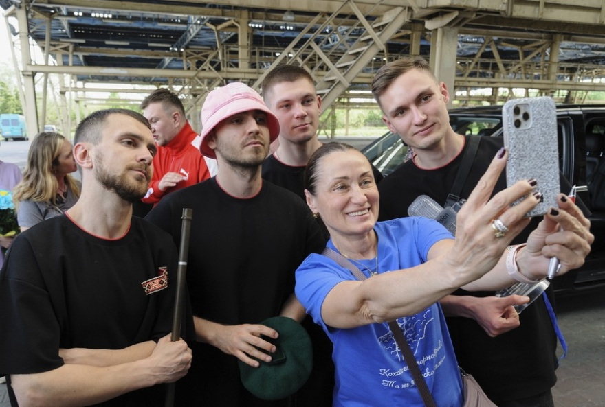  Οι θριαμβευτές της Eurovision επέστρεψαν στην Ουκρανία: Με λουλούδια τους υποδέχθηκαν οι στρατιώτες - Δείτε βίντεο