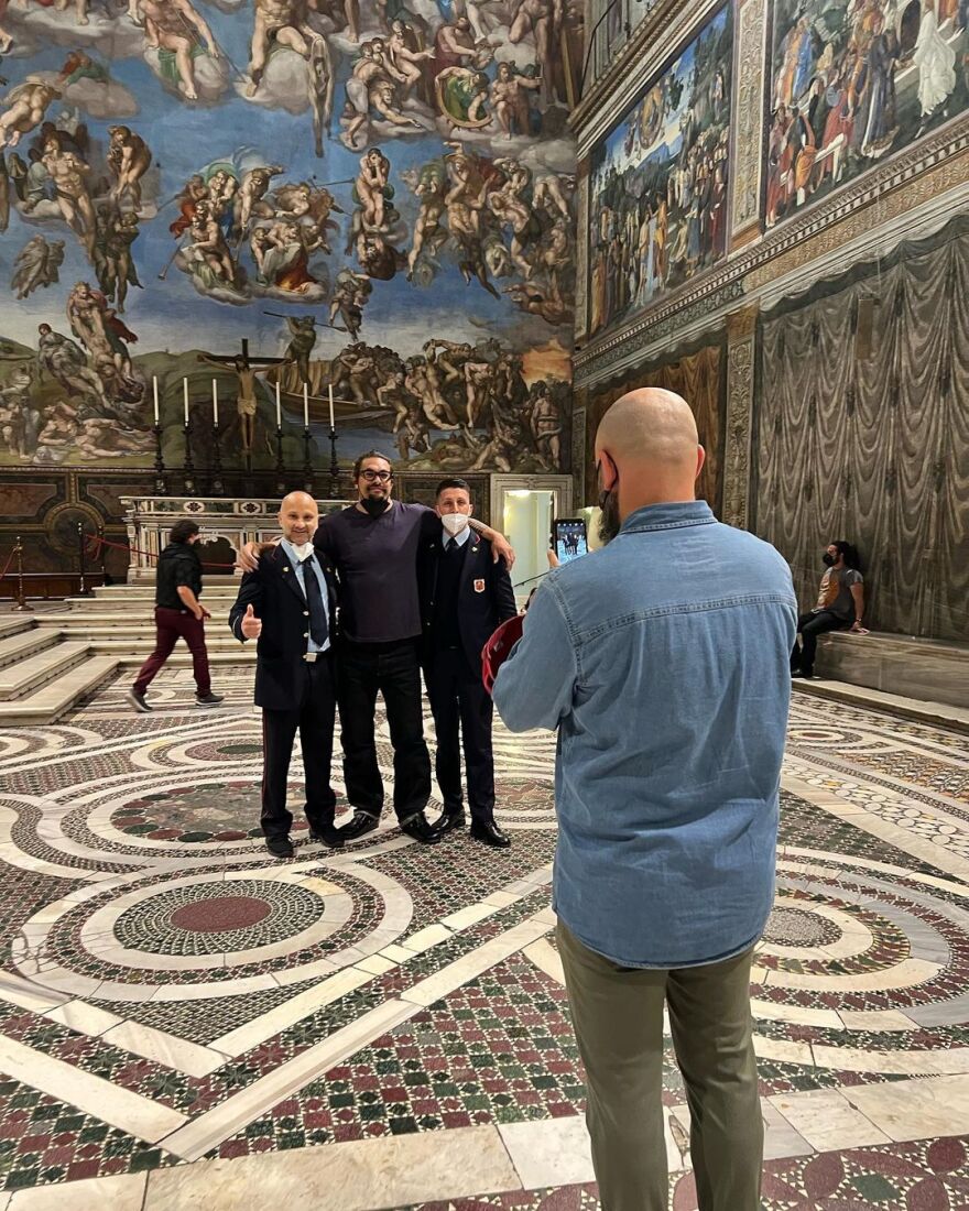 Αντιδράσεις για τις φωτογραφίες του Τζέισον Μόμοα μέσα στην «Καπέλα Σιστίνα» - Απολογήθηκε δημόσια