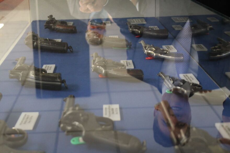 O  Γιάννης Βαρβιτσιώτης δώρισε 63 όπλα - κειμήλια στο Πολεμικό Μουσείο