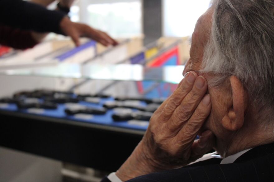 O  Γιάννης Βαρβιτσιώτης δώρισε 63 όπλα - κειμήλια στο Πολεμικό Μουσείο