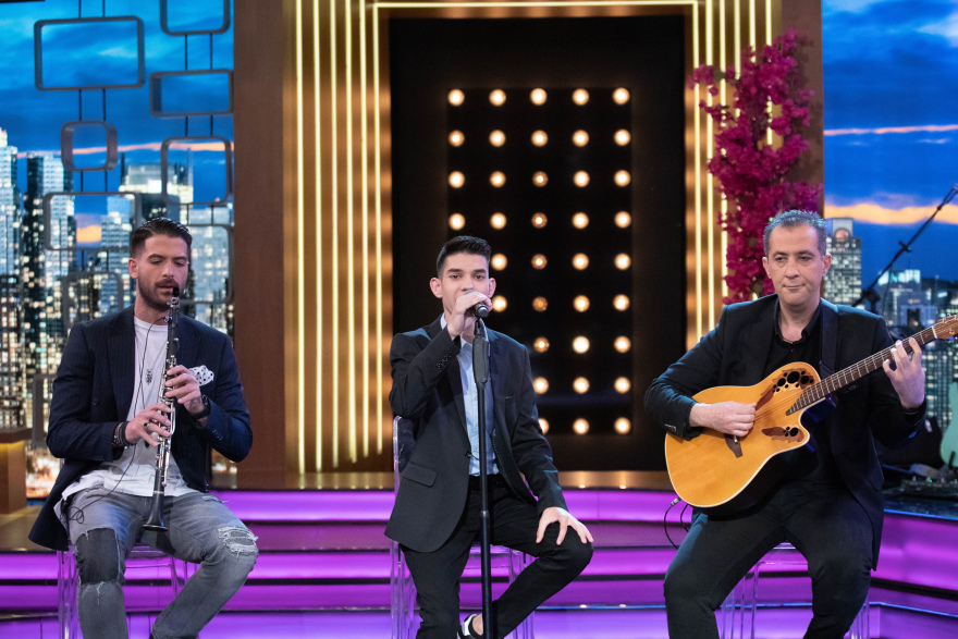 The 2night Show: Ο Γρηγόρης Αρναούτογλου υποδέχεται τον Κωνσταντίνο Τσαμαδό και τον Γιώργο Σαρρή