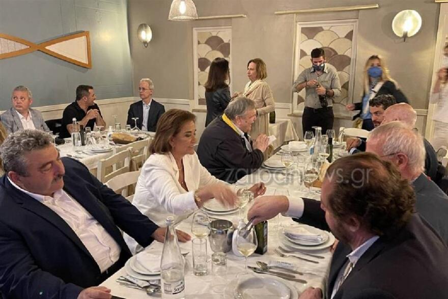 Δεν είναι φωτομοντάζ! Βενιζέλος και Παπανδρέου τρώνε μαζί στα Χανιά