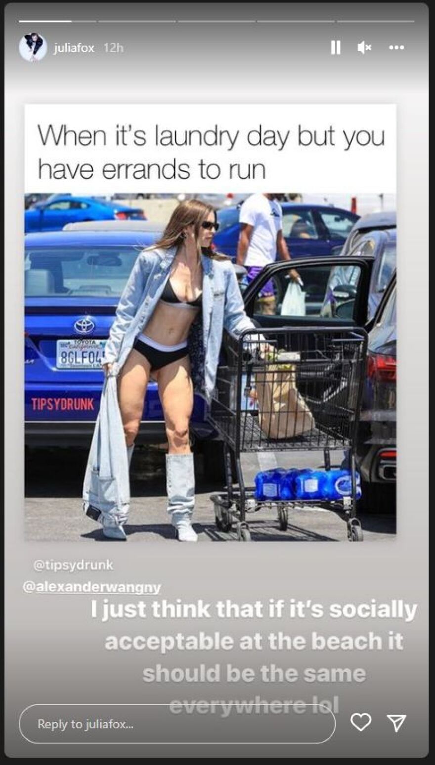 Η Τζούλια Φοξ πήγε στο σουπερμάρκετ με τα εσώρουχά της 