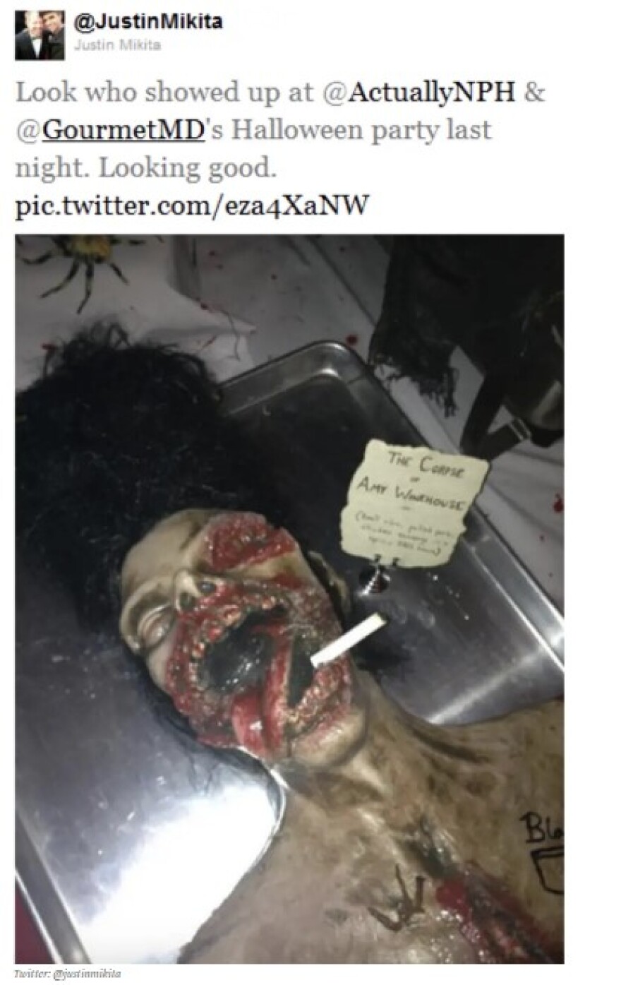 Ο Νιλ Πάτρικ Χάρις απολογήθηκε για το φρικτό αστείο με την τούρτα που απεικόνιζε το πτώμα της Έιμι Γουάινχαουζ