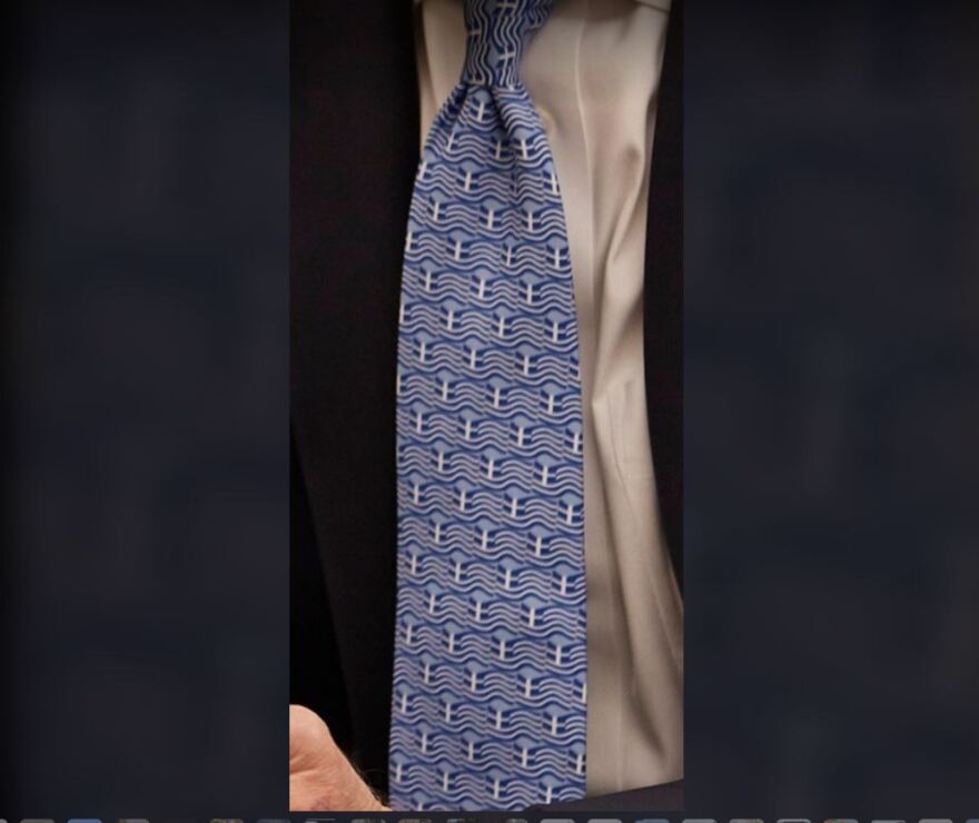 Ο Μπάιντεν φόρεσε ελληνική γραβάτα, συστήθηκε «Μπαϊντενόπουλος» και αποκάλυψε γιατί κάνει τον σταυρό του... λάθος