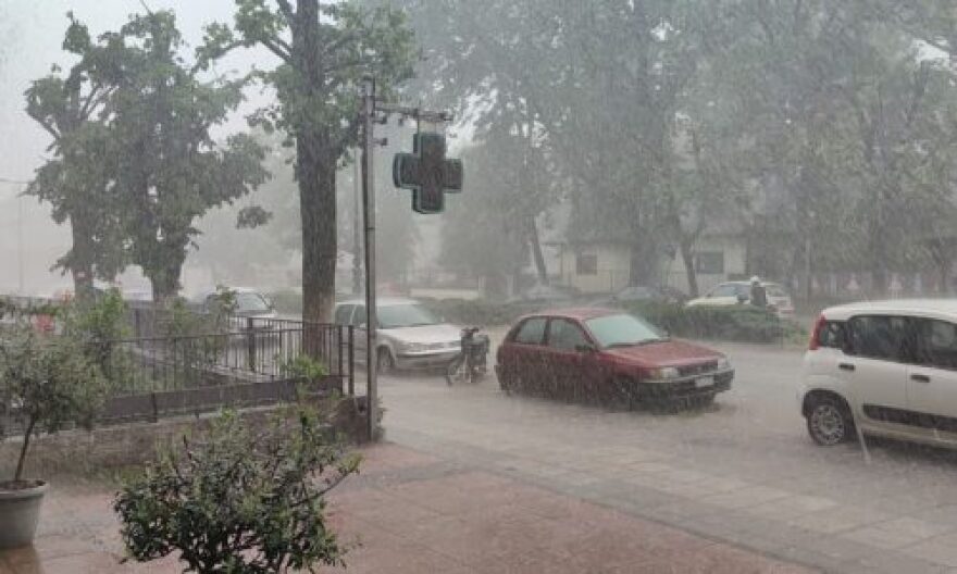 Ιωάννινα: Καταιγίδα και χαλαζόπτωση μετέτρεψαν τους δρόμους σε ποτάμια (βίντεο και φωτογραφίες)