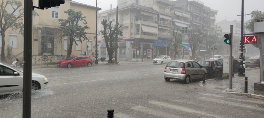 Ιωάννινα: Καταιγίδα και χαλαζόπτωση μετέτρεψαν τους δρόμους σε ποτάμια (βίντεο και φωτογραφίες)
