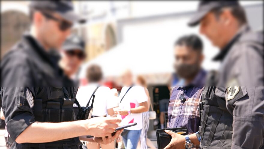 Νέα επιχείρηση της ΕΛΑΣ στο Μοναστηράκι: Τρεις συλλήψεις και 75 προσαγωγές αλλοδαπών 