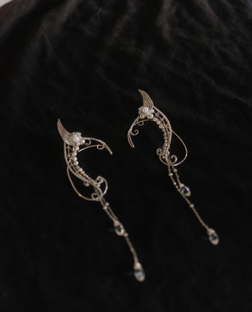 Grimes: Δημοπρατεί τα αξεσουάρ που φόρεσε στο Met Gala 2021, για να βοηθήσει οικογένειες από την Ουκρανία