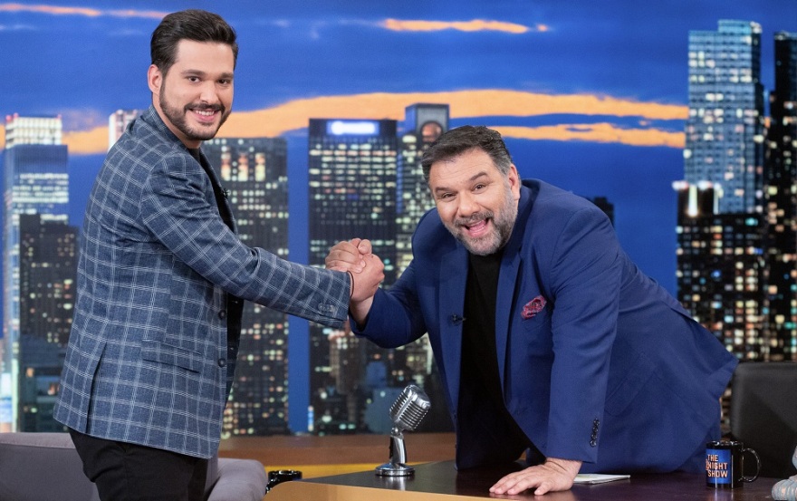Ο Γρηγόρης Αρναούτογλου υποδέχεται στο «The 2Night Show» τον Σπύρο Χατζηαγγελάκη και τον Φοίβο Παπαδάκη