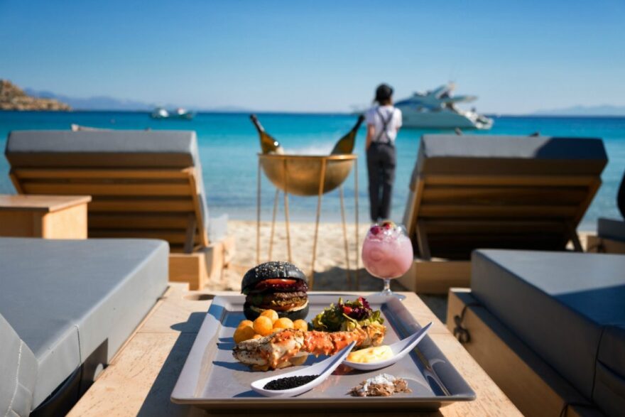 Μύκονος: «Είμαστε καθόλα νόμιμοι» λέει το εστιατόριο DK Oyster με τα «χρυσά» καβουροπόδαρα