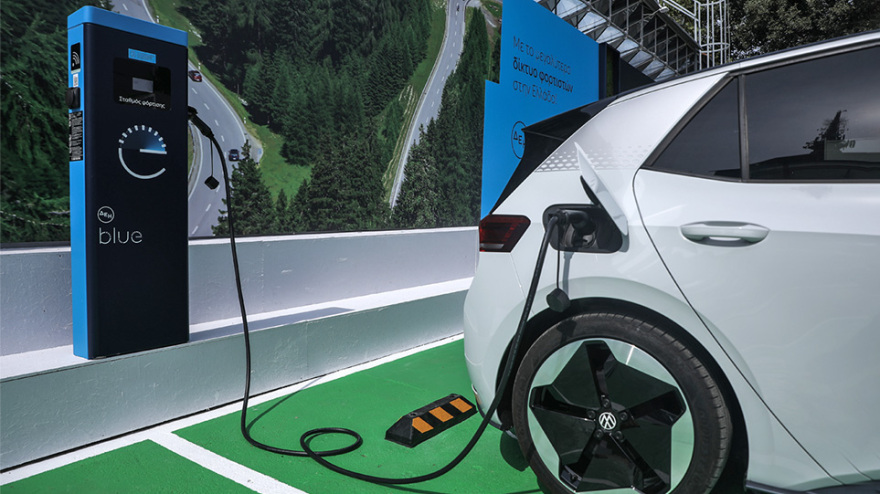 Κίνδυνος ανάφλεξης - Τα ηλεκτρικά αυτοκίνητα δεν θα μπαίνουν στα πλοία... ασυνόδευτα