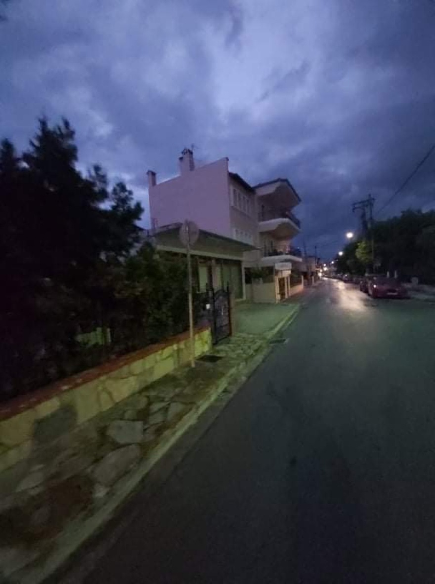 Καιρός: Χαλαζόπτωση στην Ερέτρια - Χωρίς ρεύμα από την κακοκαιρία περιοχές της Λάρισας